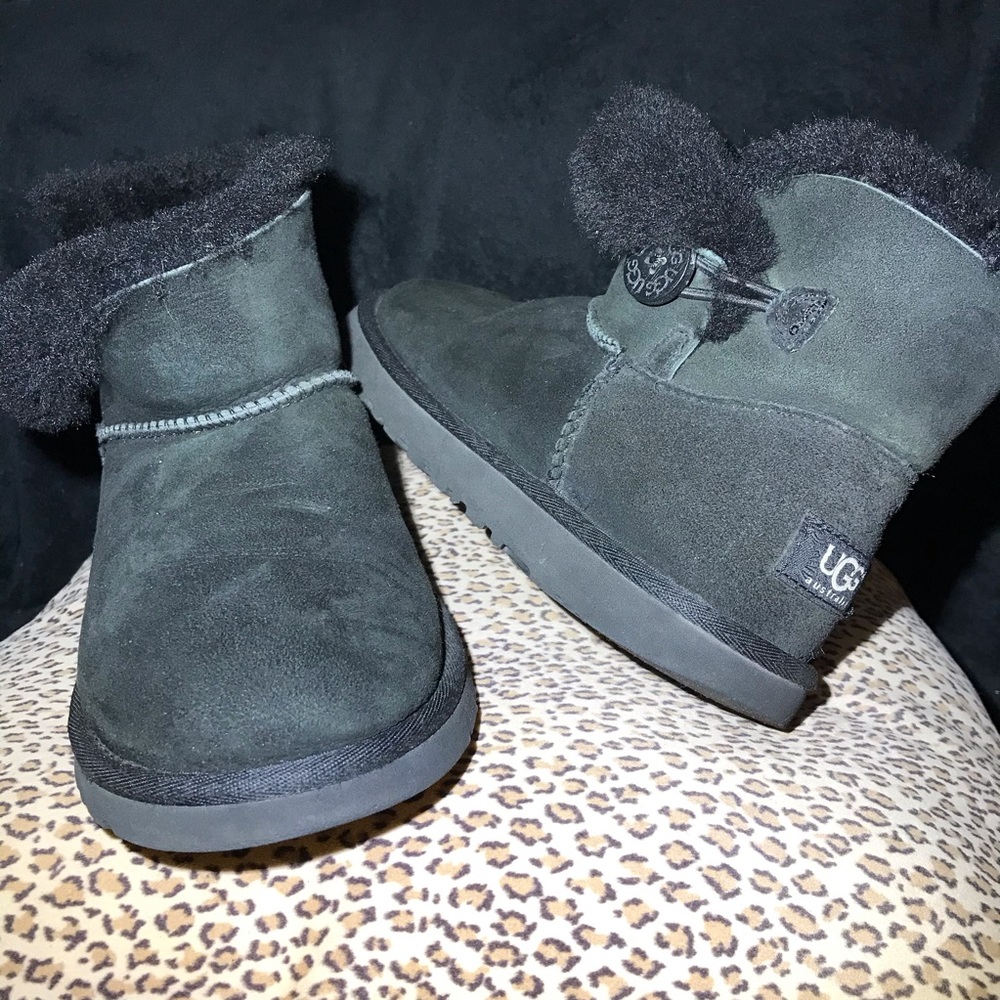 Authentic UGG mini Bailey button black size 5